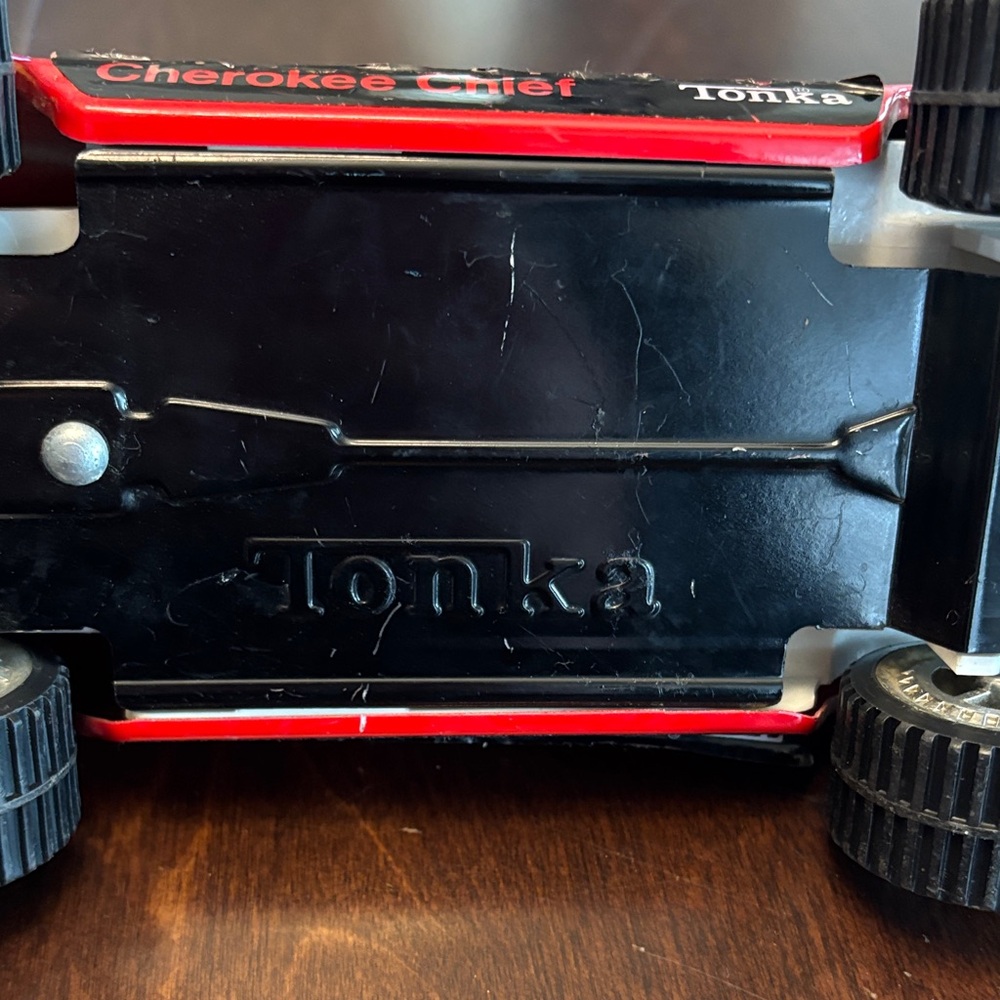 Tonka Red and Black Jeep Cherokee Chief Die-Cast SUV- Vintage - Picture 7 of 9